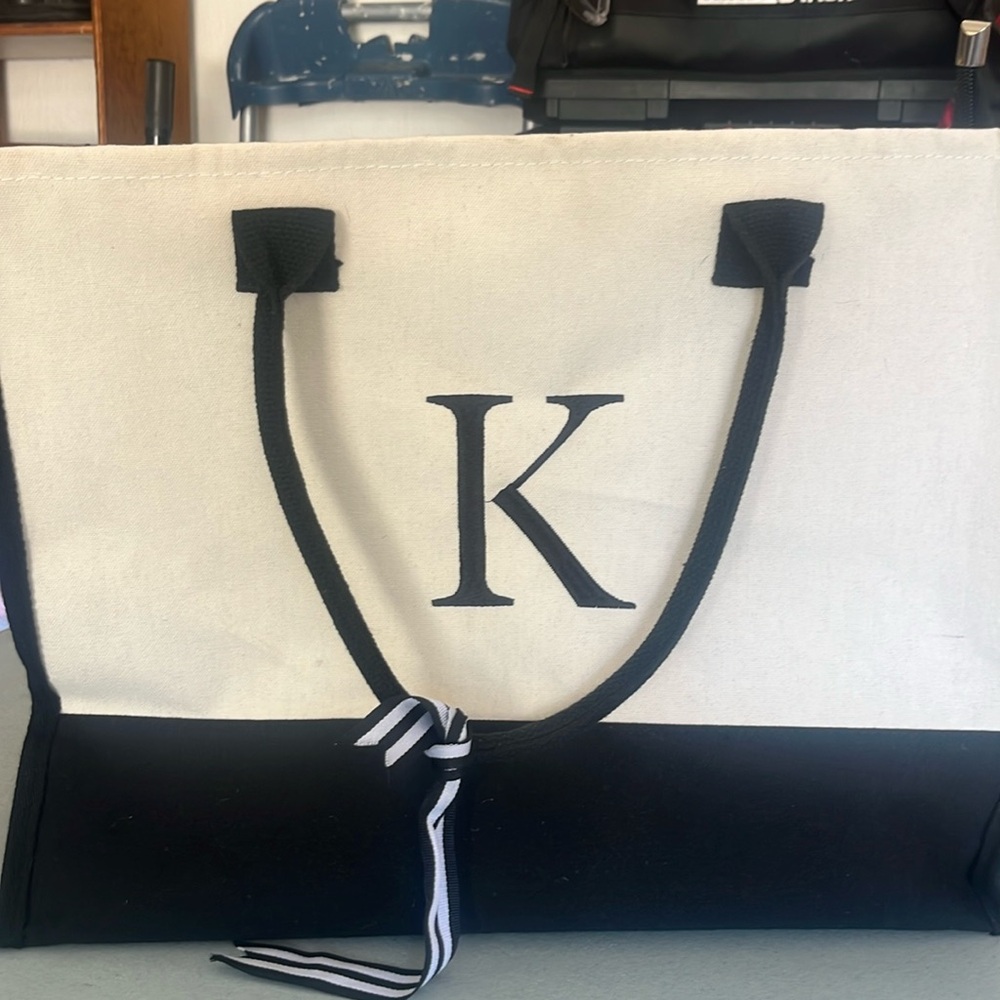 K 2 piece tote and accessory bag